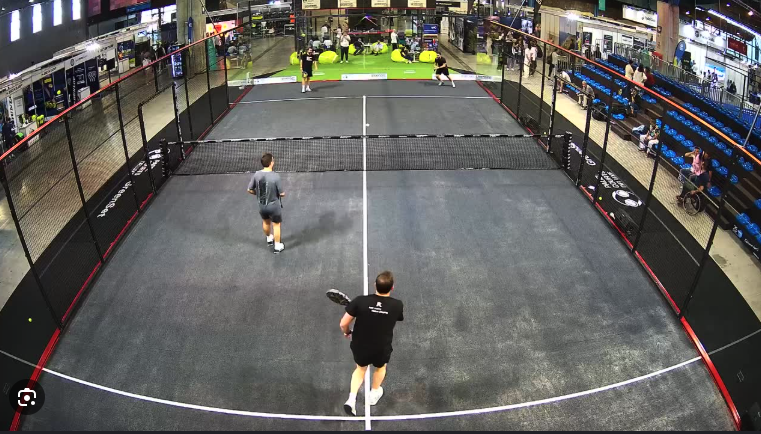 Pad.mi camera field of view: full indoor grey padel court seen from above the back glass